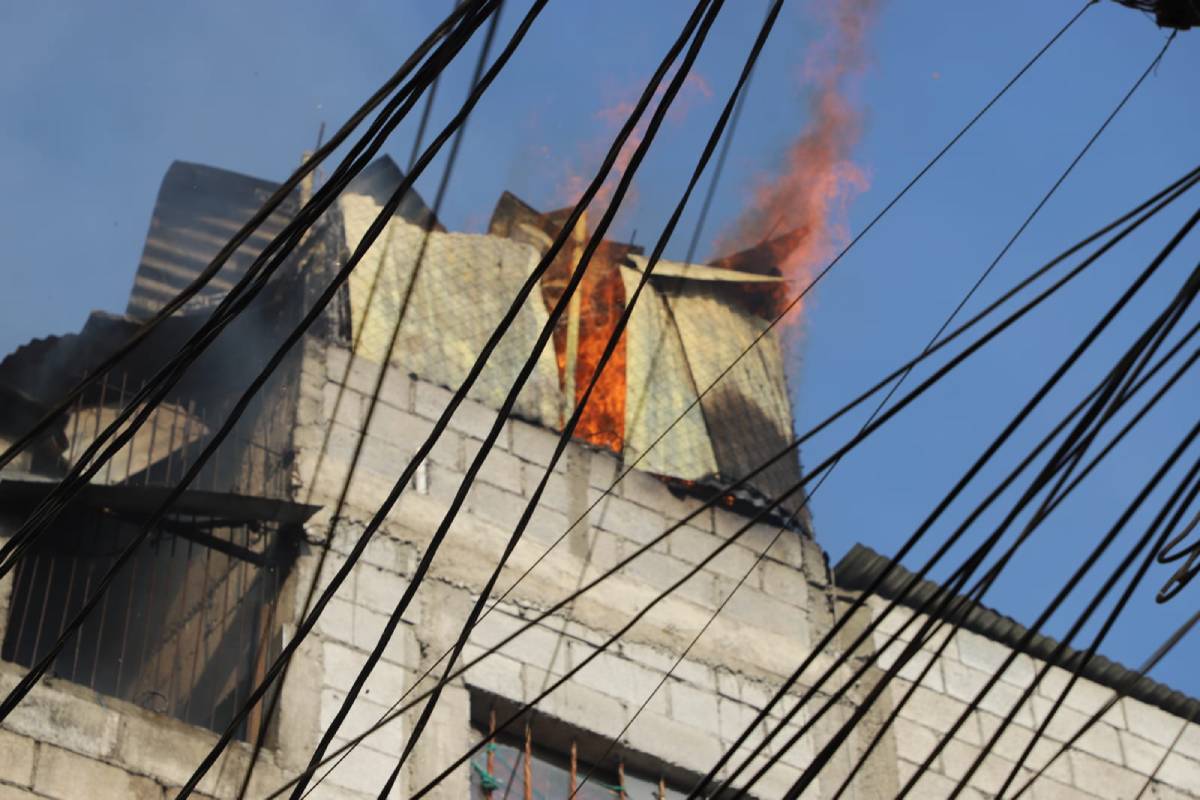 Vivienda prende en llamas en zona 6 de Mixco