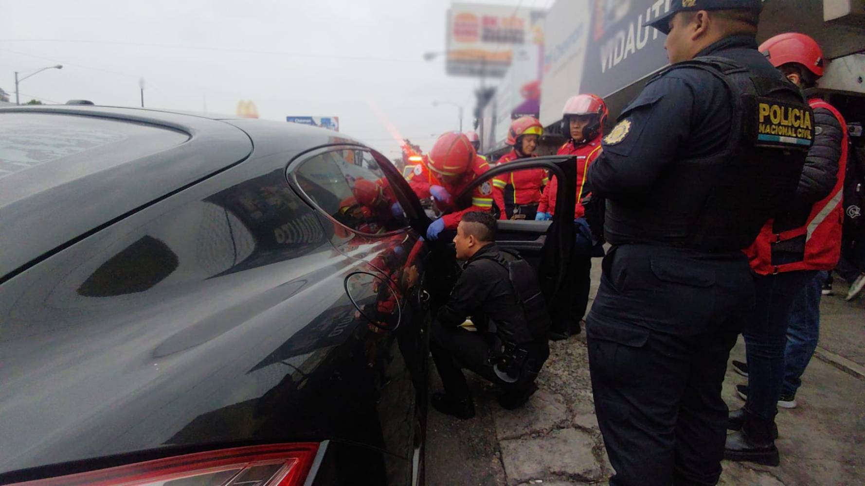 Disparan contra tripulantes de vehículo lujoso