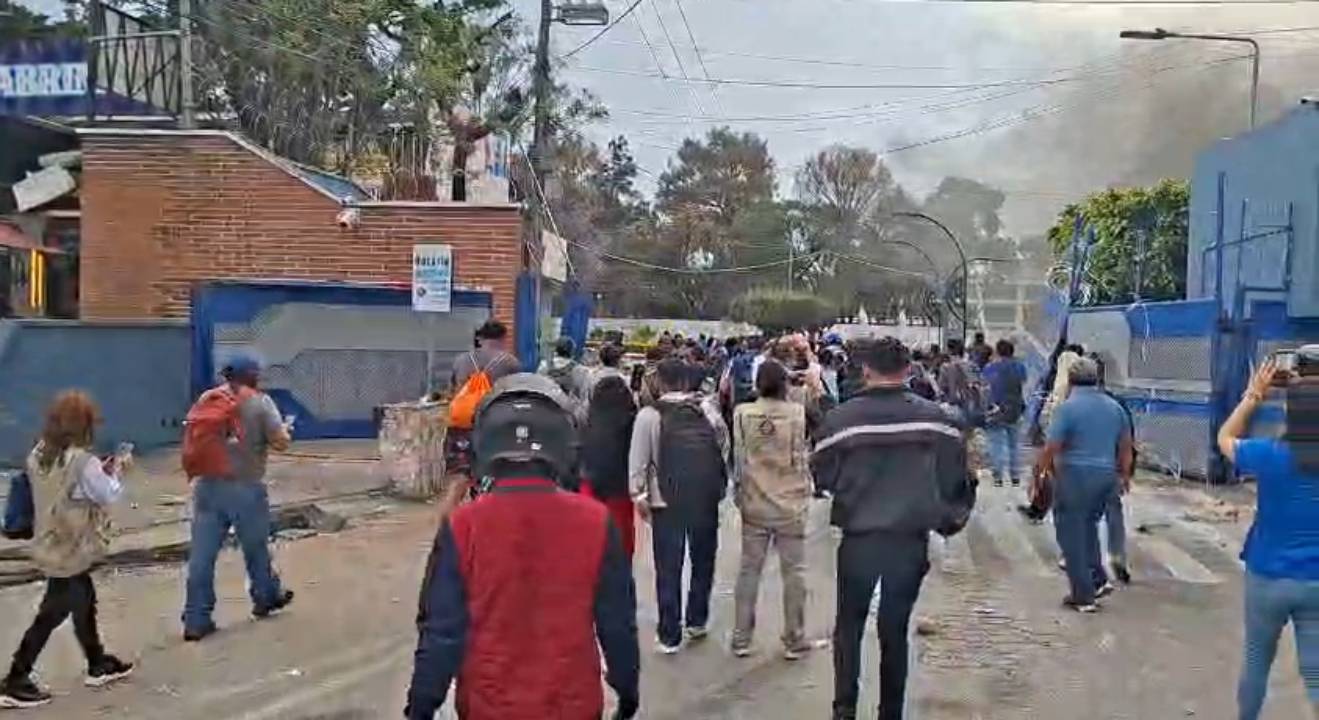 Estudiantes derriban portón e ingresan a la USAC