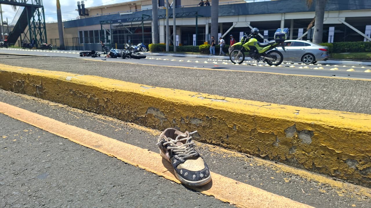 Joven motorista muere al colisionar con poste
