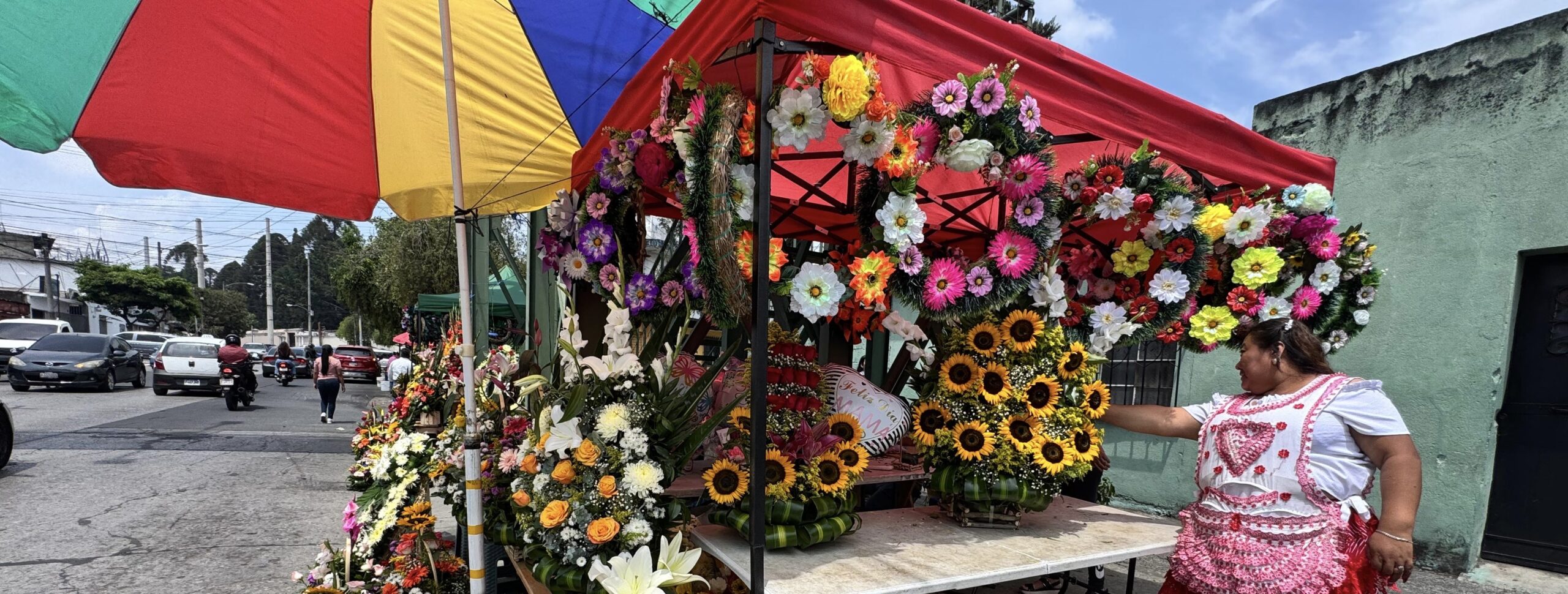 Vendedores de flores aprovechan el Día de la Madre en mercado de la zona 3