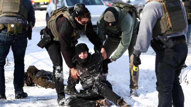 Agente de ICE enfrenta cargos tras incidente con un migrante venezolano en Minnesota