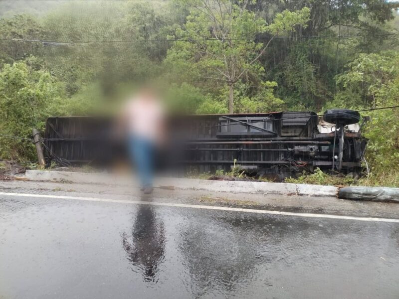Bus vuelca en ruta a San Pedro Ayampuc; deja tres heridos