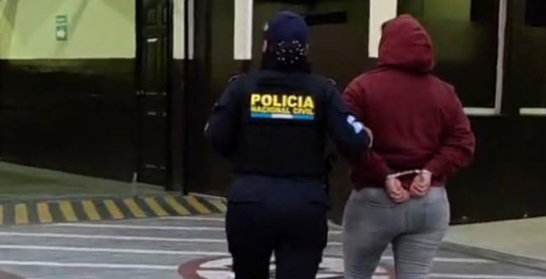 Capturan a presunta integrante del Barrio 18 con seis órdenes de captura