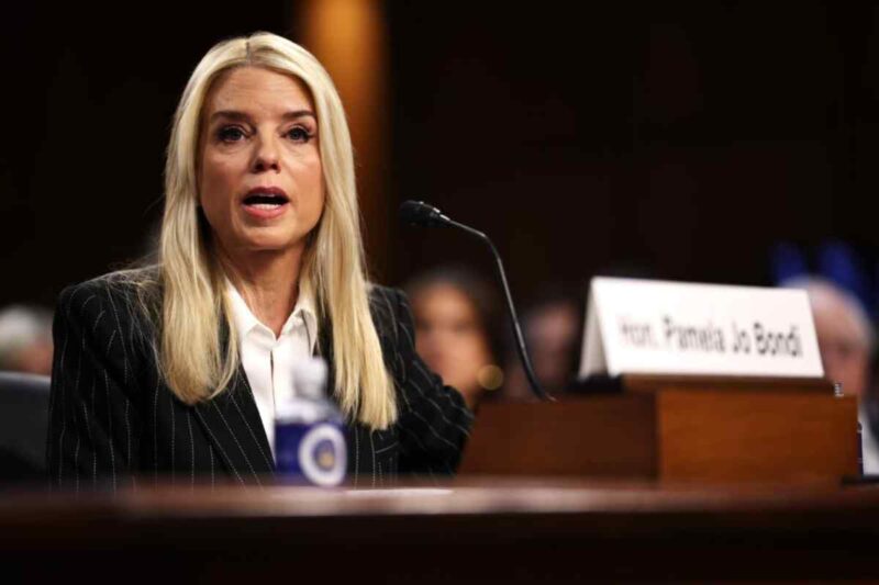 Exfiscal vinculada a Trump admite fallos en documentos relacionados con Epstein