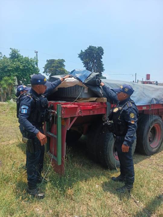 Recuperan tráiler robado cargado con láminas