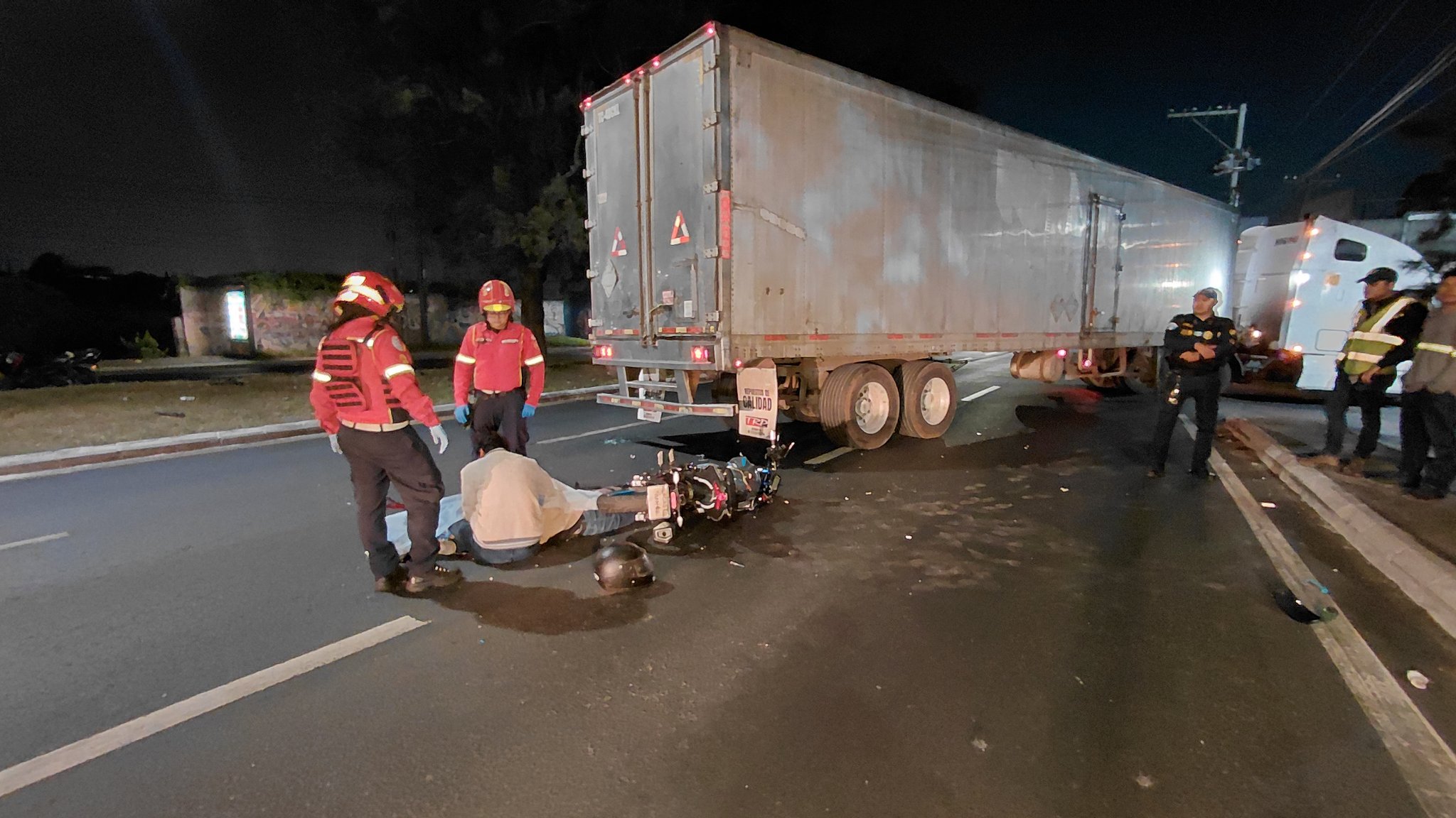 Accidente entre motocicleta y tráiler deja una persona fallecida y otra herida