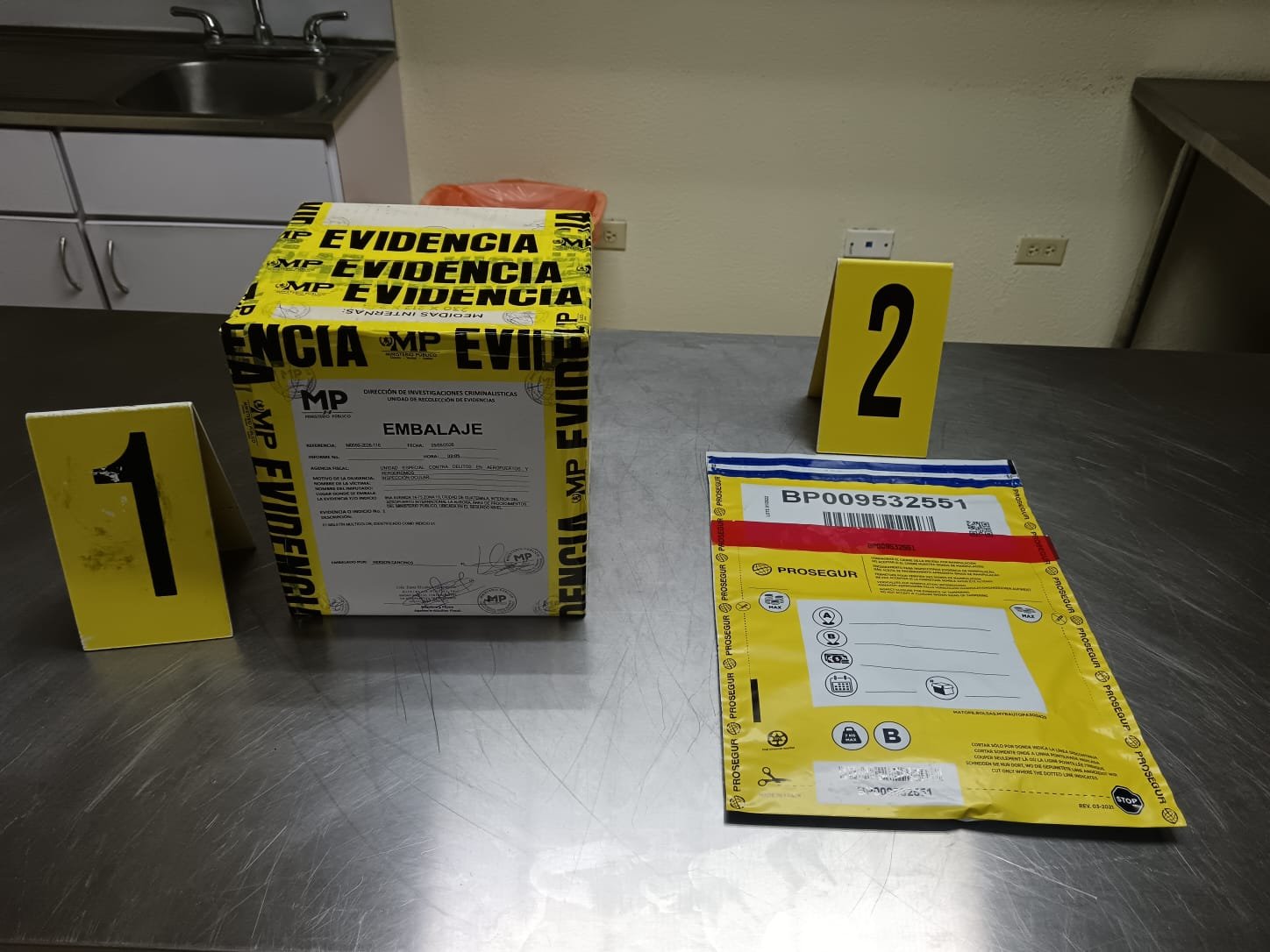 Detienen en el Aeropuerto La Aurora a hombre por no declarar más de $10 mil