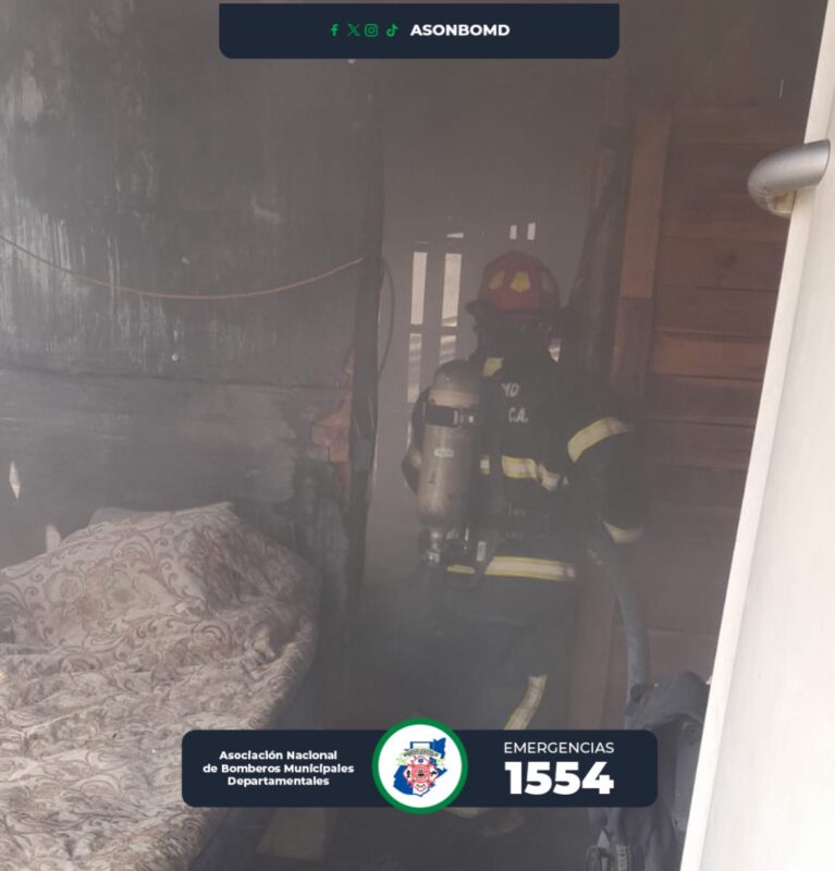 Tráiler cae a hondonada y provoca incendio en ruta al Atlántico