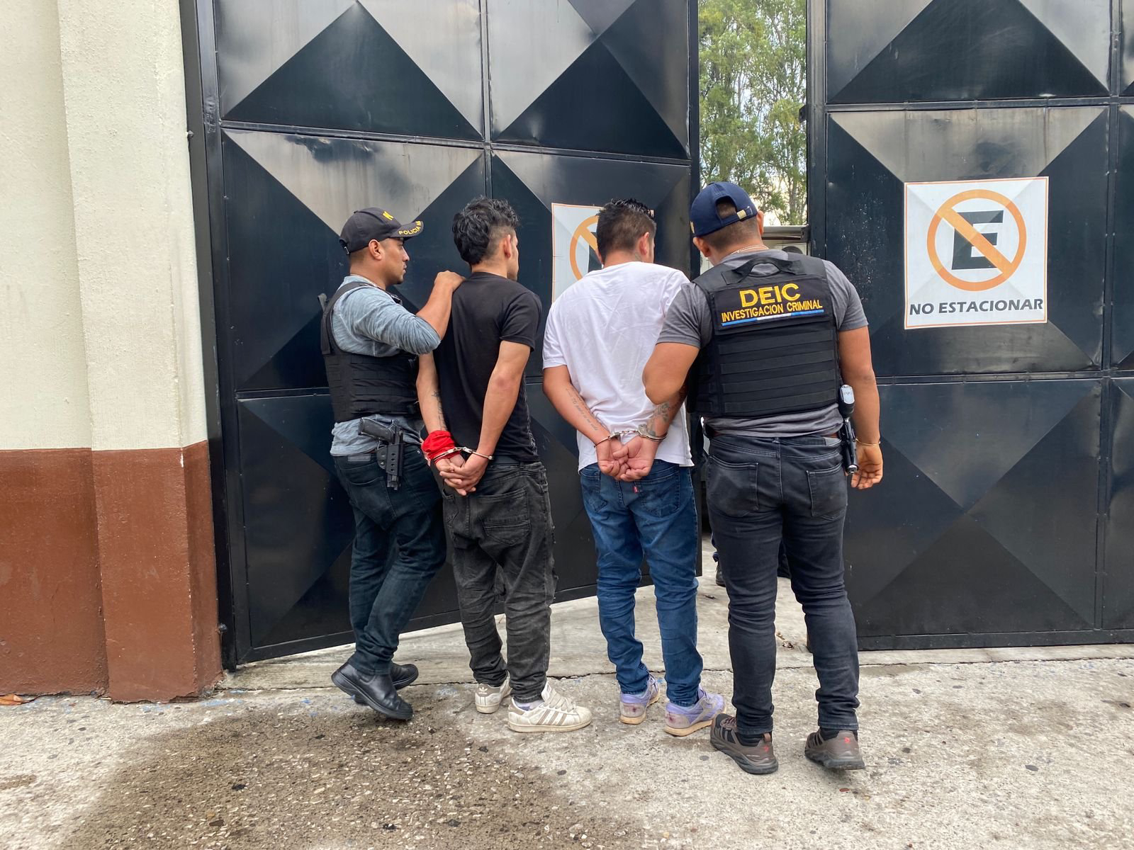 Taxistas piratas supuestamente secuestraban y violaban a pasajeras