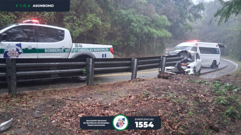 Vehículo colisiona a causa de la lluvia en Sacatepéquez