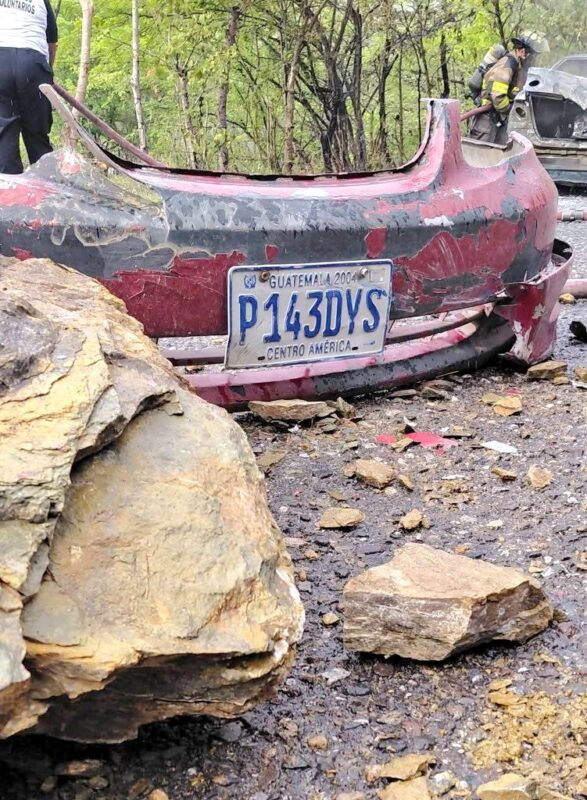 Vehículo se incendia en ruta a Sansare, El Progreso