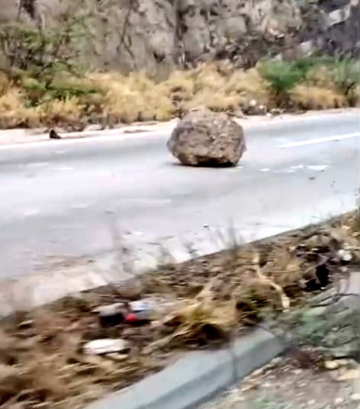 Tráiler invade carriles contrarios y colisiona contra automóvil en el km 74 Ruta al Atlántico