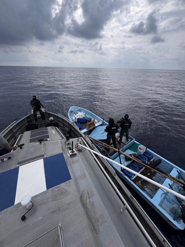 Ejército intercepta embarcación con posible droga en aguas del Pacífico