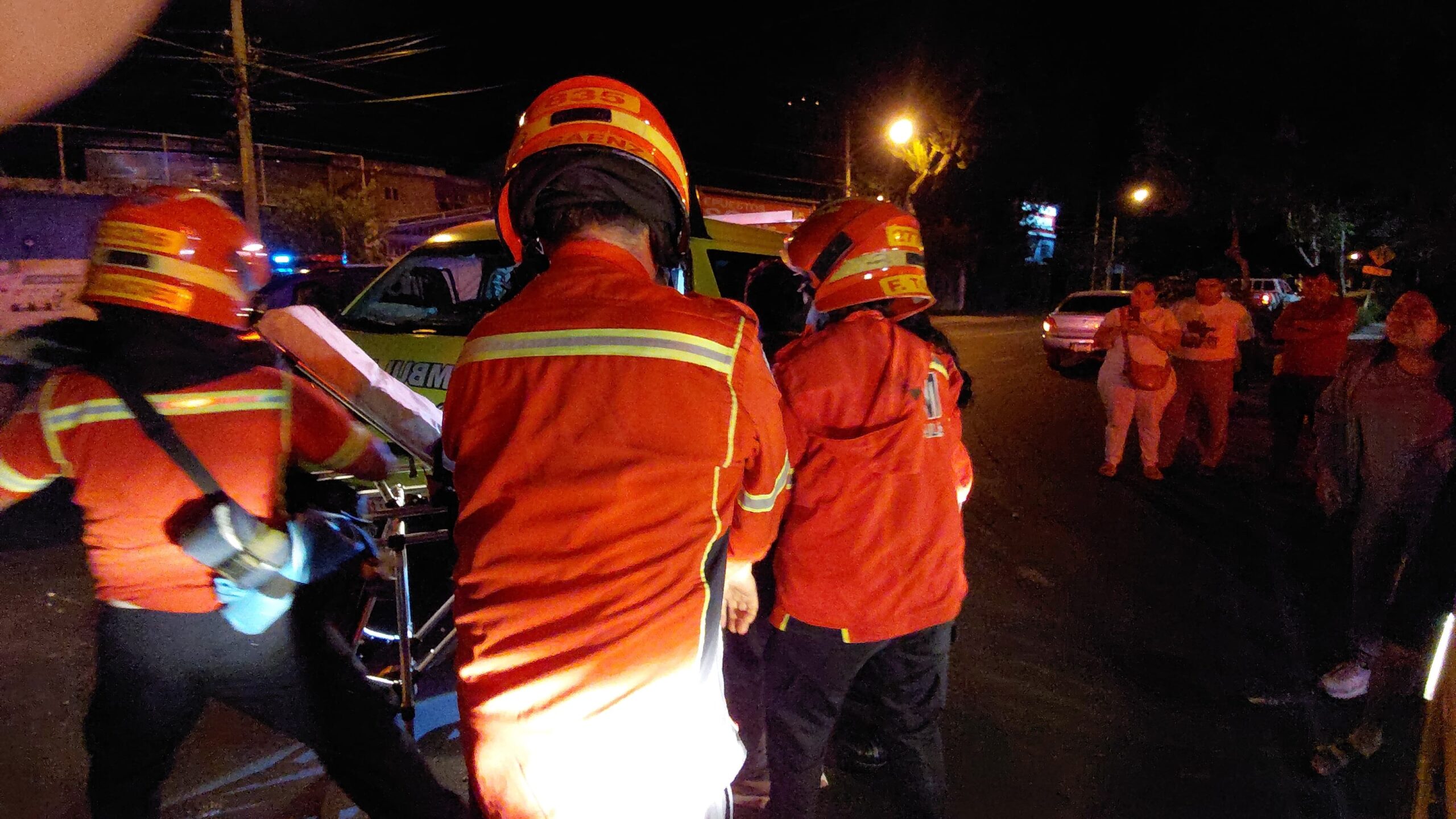Padre e hijos protagonizan grave accidente en colonia Mariscal