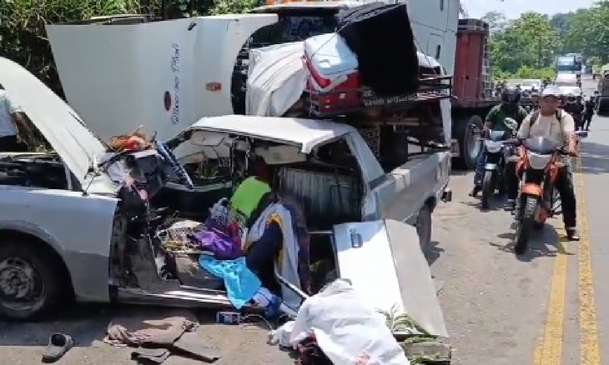 Colisión entre tráiler y automóvil en Retalhuleu