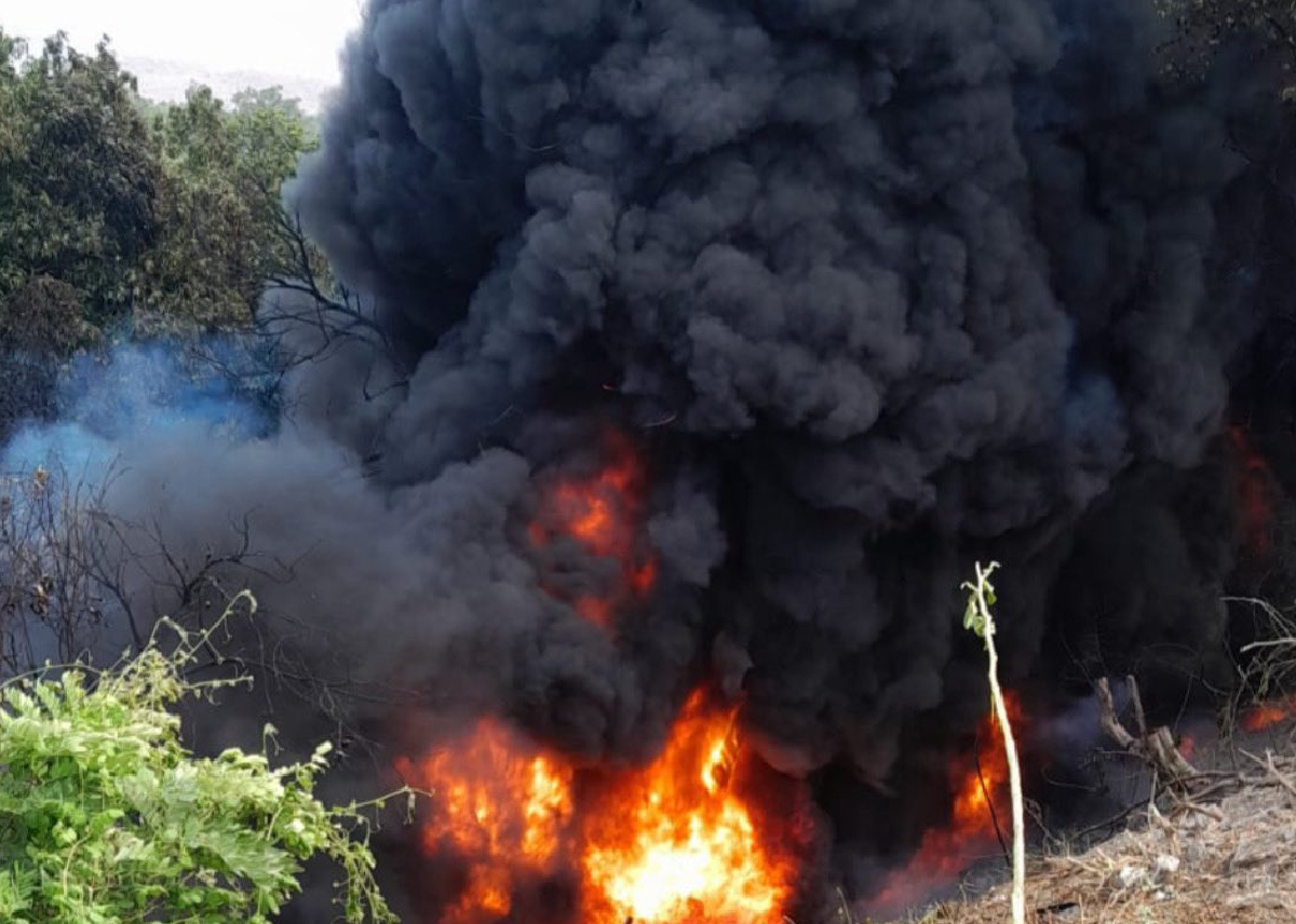 Tráiler cae a hondonada y provoca incendio en ruta al Atlántico