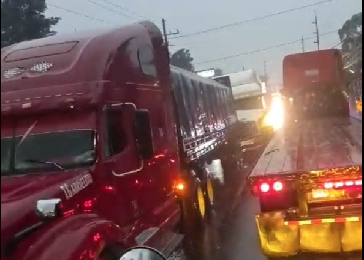 Colisión de tráileres provoca congestionamiento en Retalhuleu