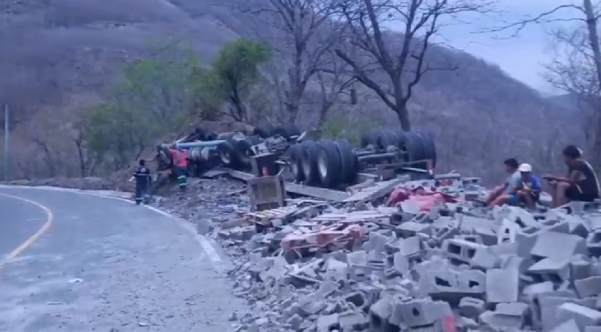 Tráiler volcó en ruta CA-10, Zacapa