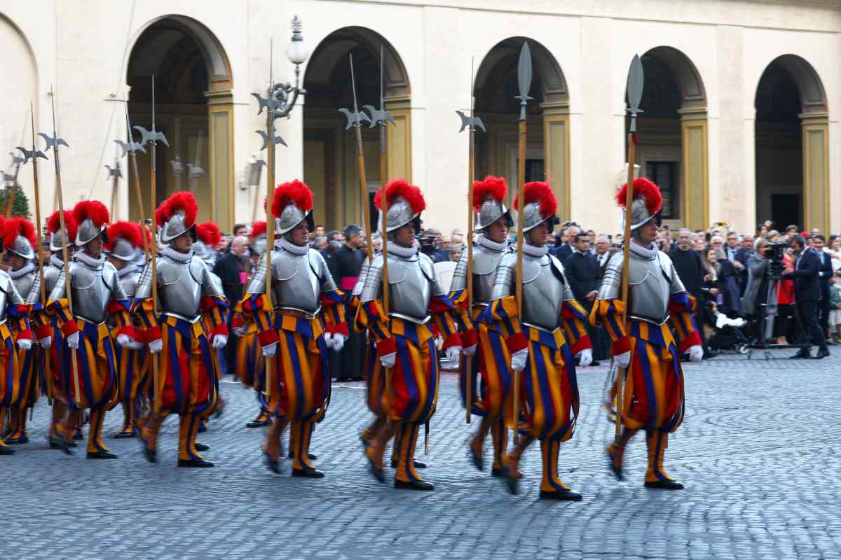 Soldados de la Guardia Suiza formalizan su compromiso con el papa León XIV