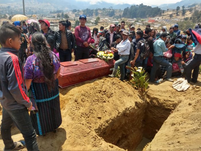Forenses exhuman cuerpos en Nahualá y Santa Catarina Ixtahuacán