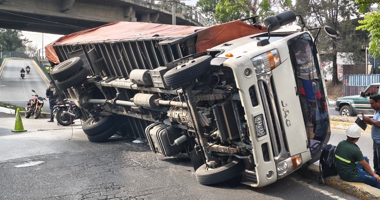 Camión vuelca en el Anillo Periférico zona 12