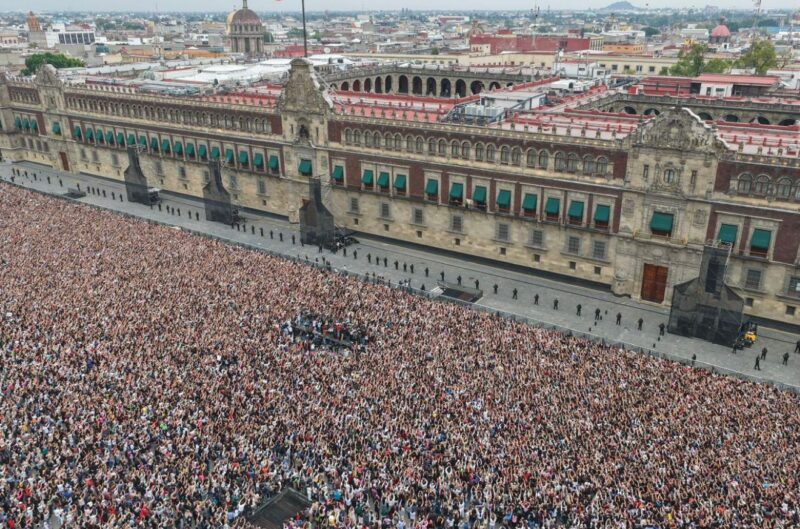 Miles de personas asisten al palacio nacional FOTO: Cortesía redes sociales de la Presidenta