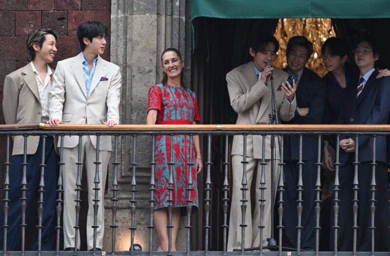 BTS en el balcón del palacio
FOTO: Cortesía redes sociales de la presidenta 