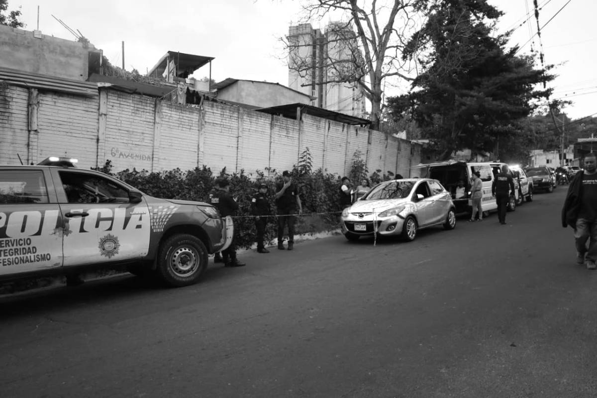 Hombre muere dentro de vehículo tras ser atacado a balazos en Mixco