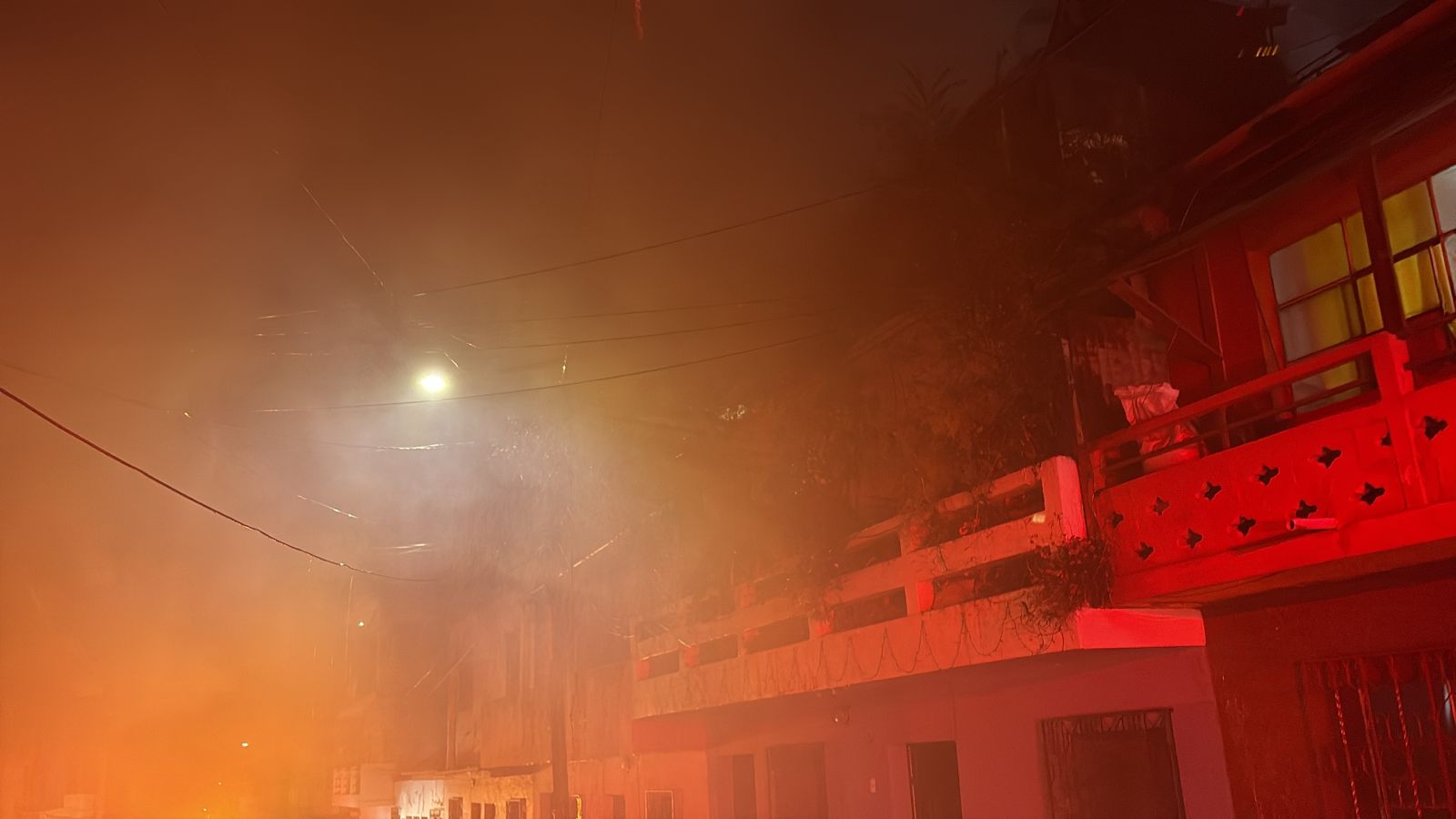 Incendio consume vivienda en zona 6 de Mixco