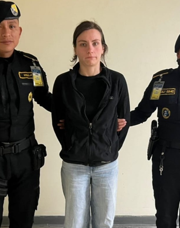 Capturan en La Aurora a estadounidense que llevaba droga en paquetes de golosinas