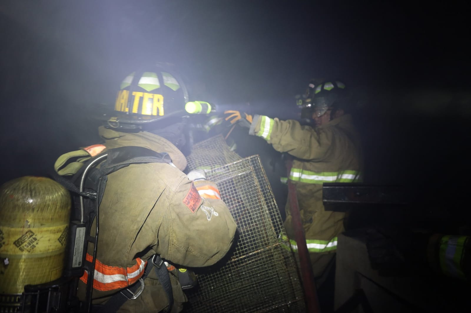 Continúa evaluación de daños tras incendio en Mixco