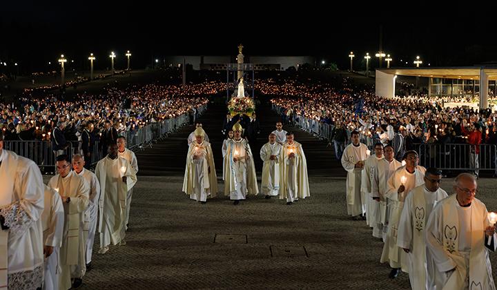 Multitudinaria peregrinación marca el Día de la Virgen de Fátima en Portugal