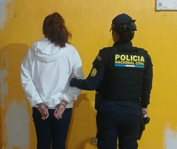 Mujer es capturada por extorsión en zona 7
