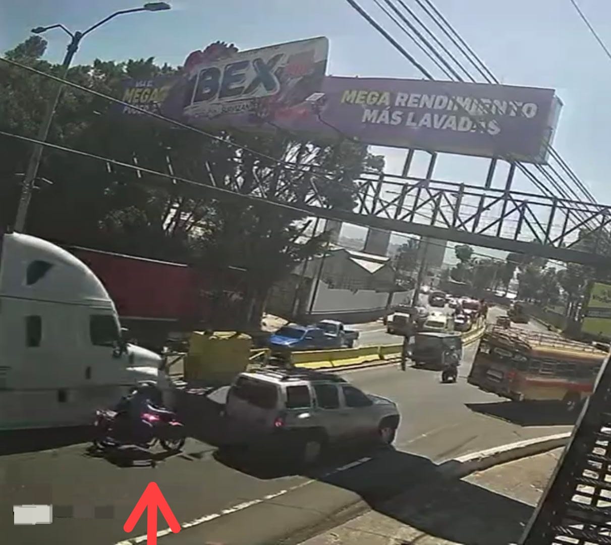 Impactante: Motorista realiza maniobra para evitar colisión y termina bajo vehículo pesado