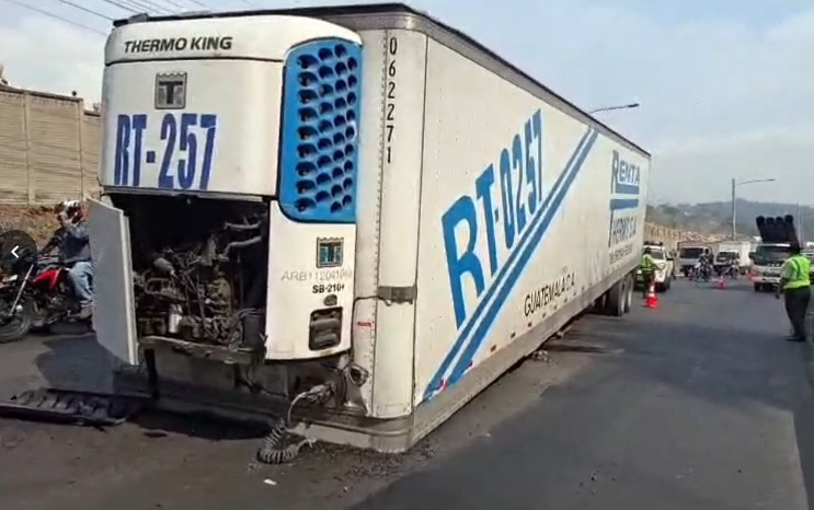 Contenedor se desprende de cabezal y provoca caos vial en la ruta al Pacífico