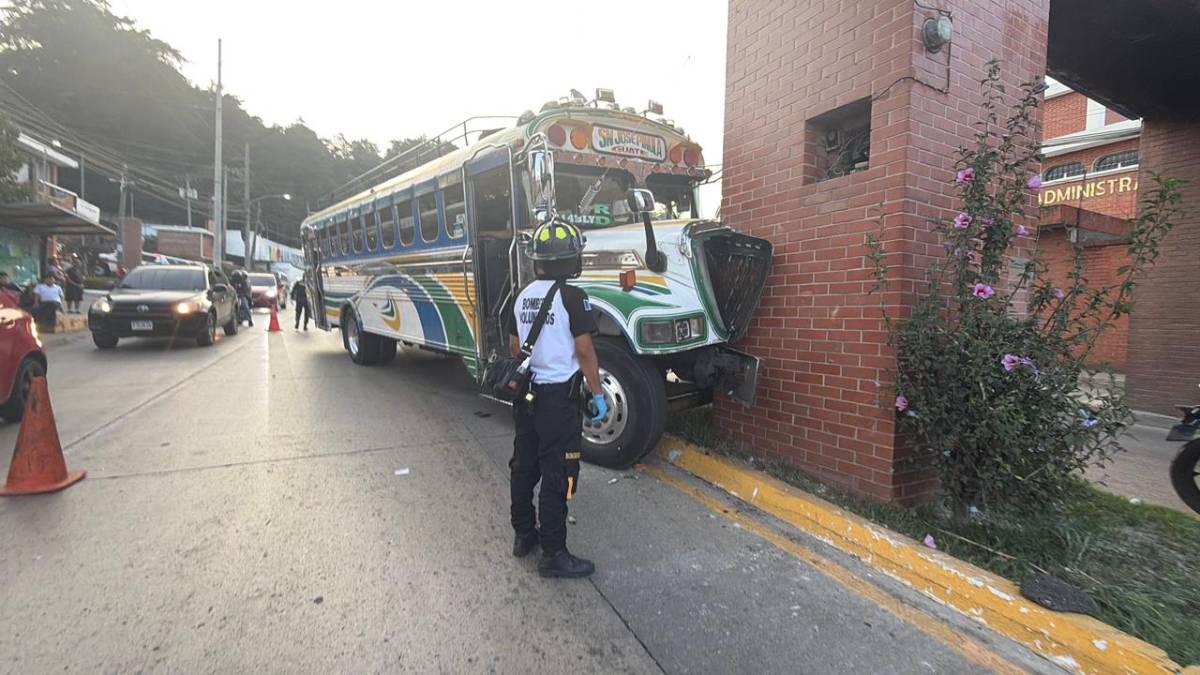 25 heridos tras colisión de autobús en San José Pinula