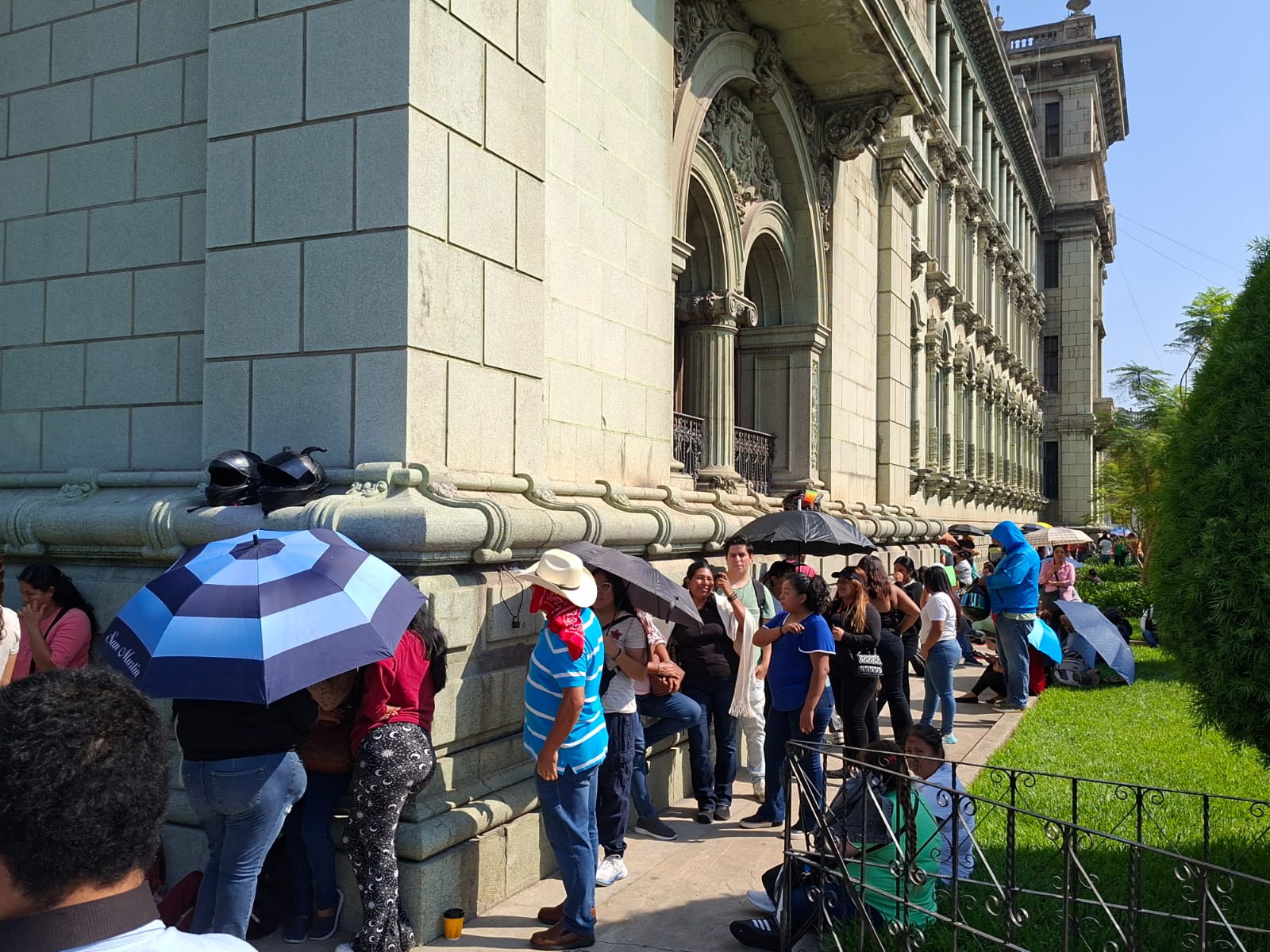 Guatemaltecos abarrotan el Palacio Nacional de la Cultura por show de Leyendas