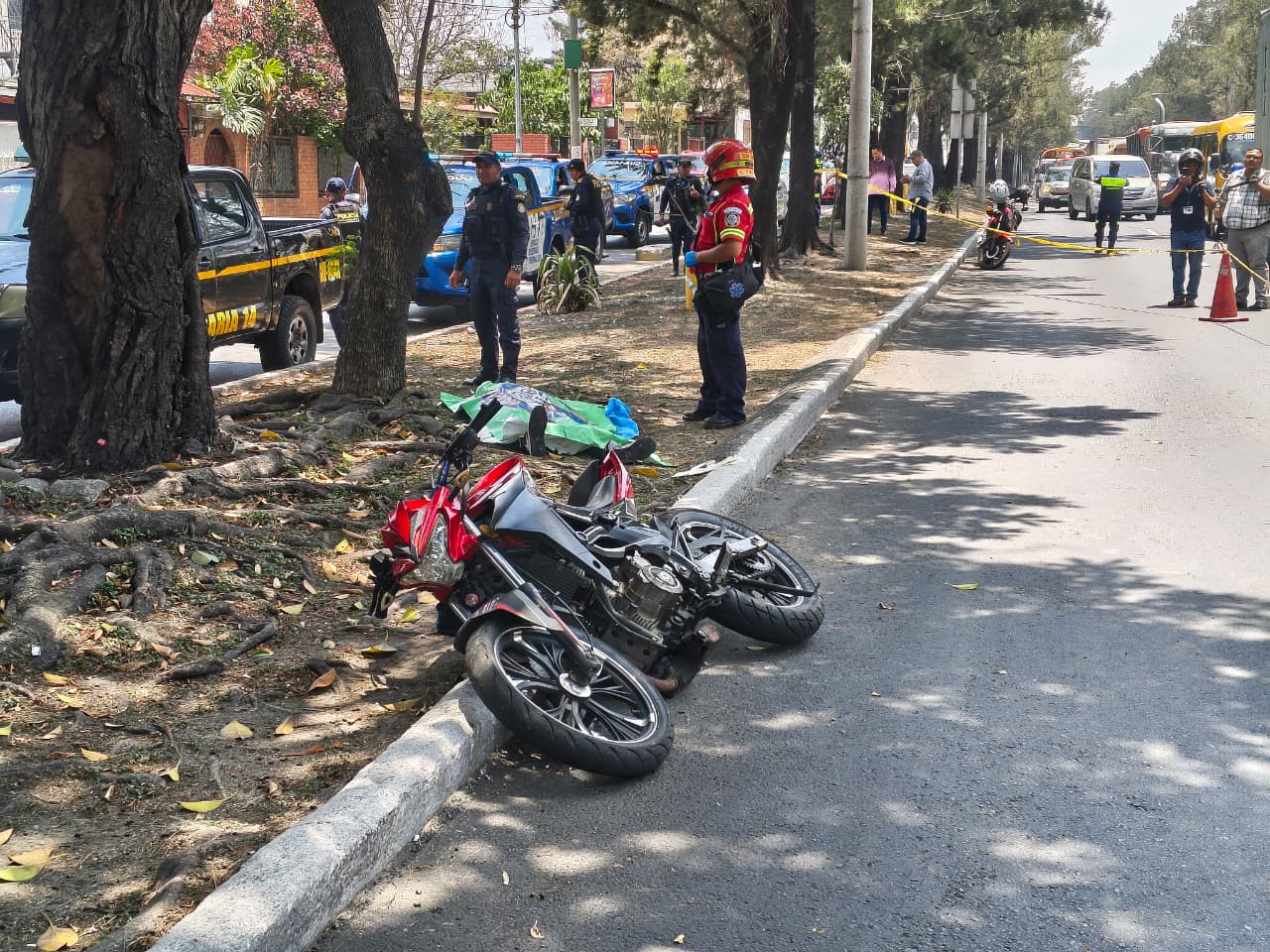 Mujer muere y hombre resulta herido en ataque armado en el Anillo Periférico