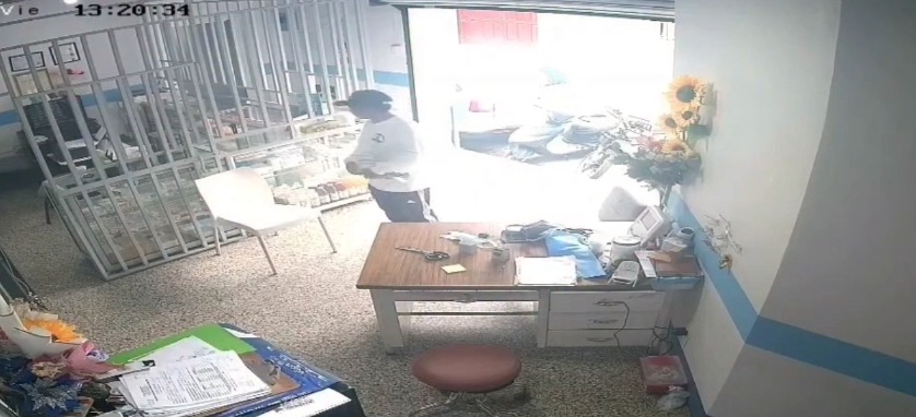 Cámara de seguridad capta robo de celular en Retalhuleu
