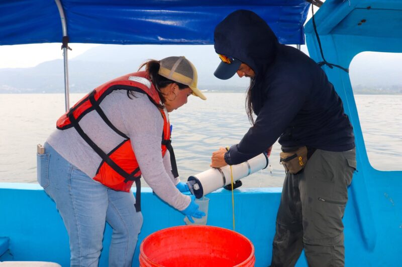 Alertan por cianobacteria en lago de Atitlán