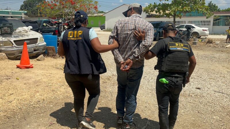 Dos capturados con un fusil AK-47 en Petén