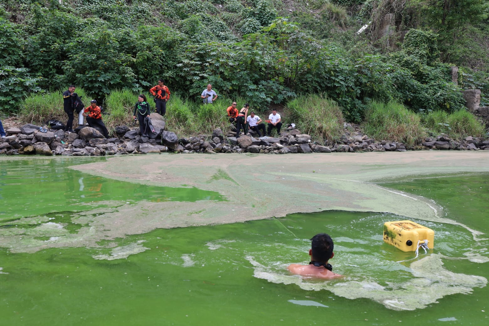 Localizan vehículo sumergido en el lago de Amatitlán