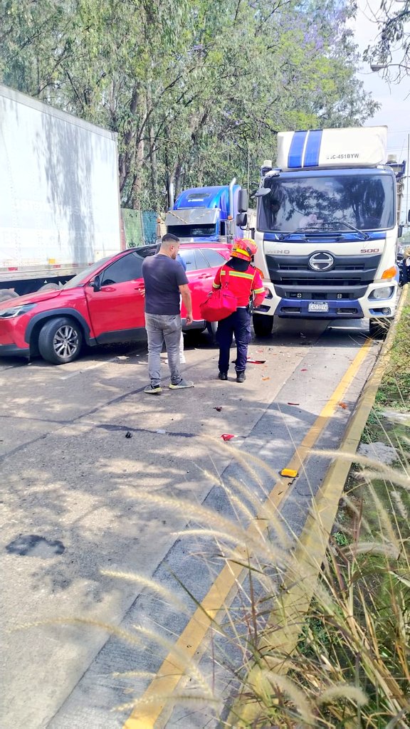 Triple colisión deja daños materiales en Avenida Petapa