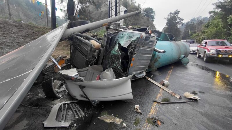 Piloto sobrevive tras volcar furgón en conexión a Ciudad San Cristóbal