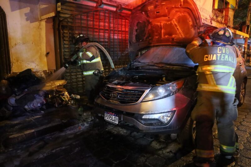 Vehículo prende en llamas en zona 5 capitalina