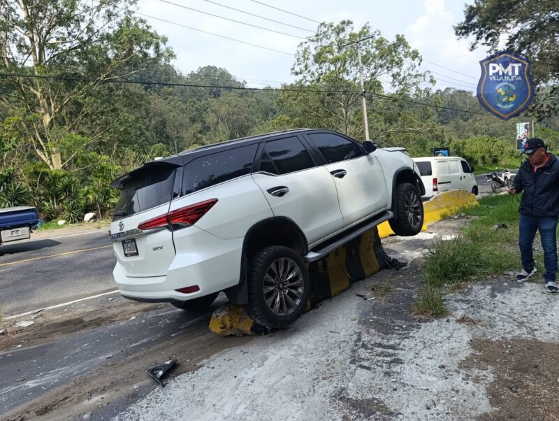 Vehículo empotrado en conexión entre Villa Nueva y Ciudad San Cristóbal