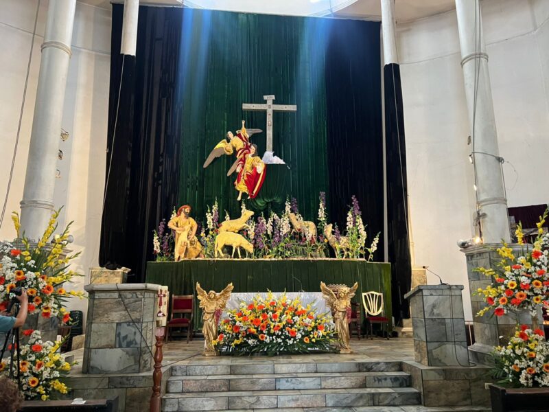 Fieles Católicos conmemoran el Día de la Santa Cruz en Guatemala