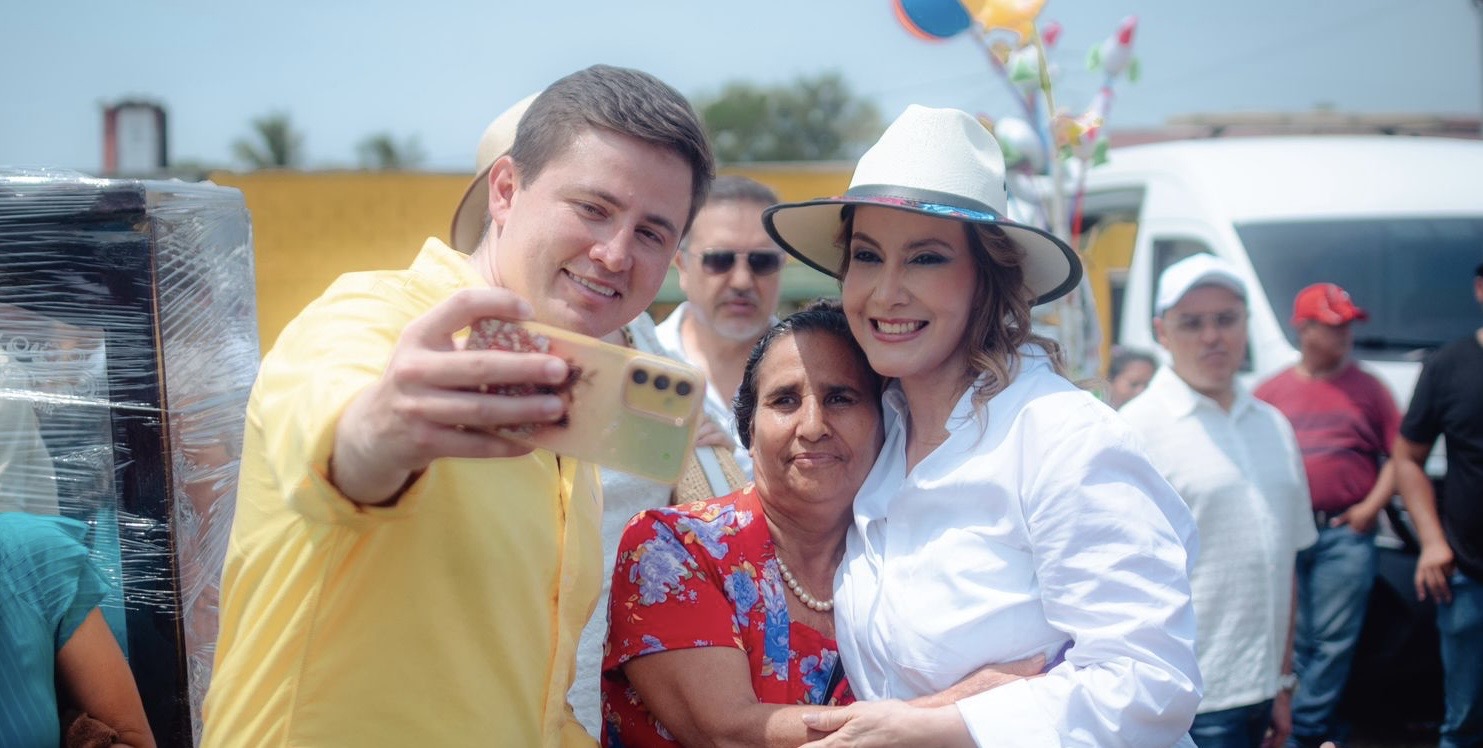 Zury Ríos y Sebastián Siero participan en celebración del Día de la Madre en Retalhuleu