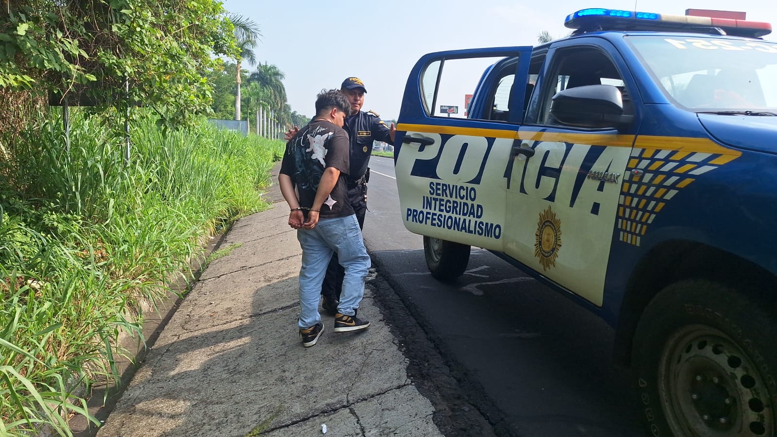 Discusión en carretera termina con dos hermanos heridos